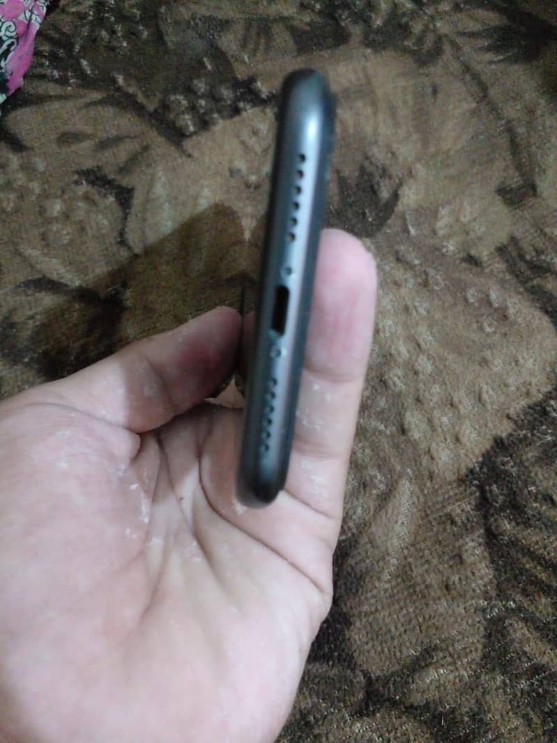 iPhone 11 factory unlocked 3