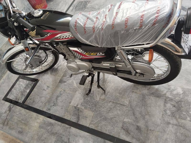 Honda 125 Black 2