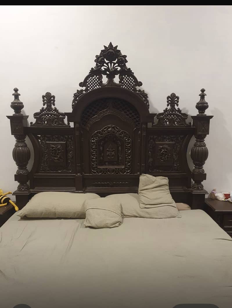 Orignal chinoot king bed in ment conditio plus a dressing tabel 0