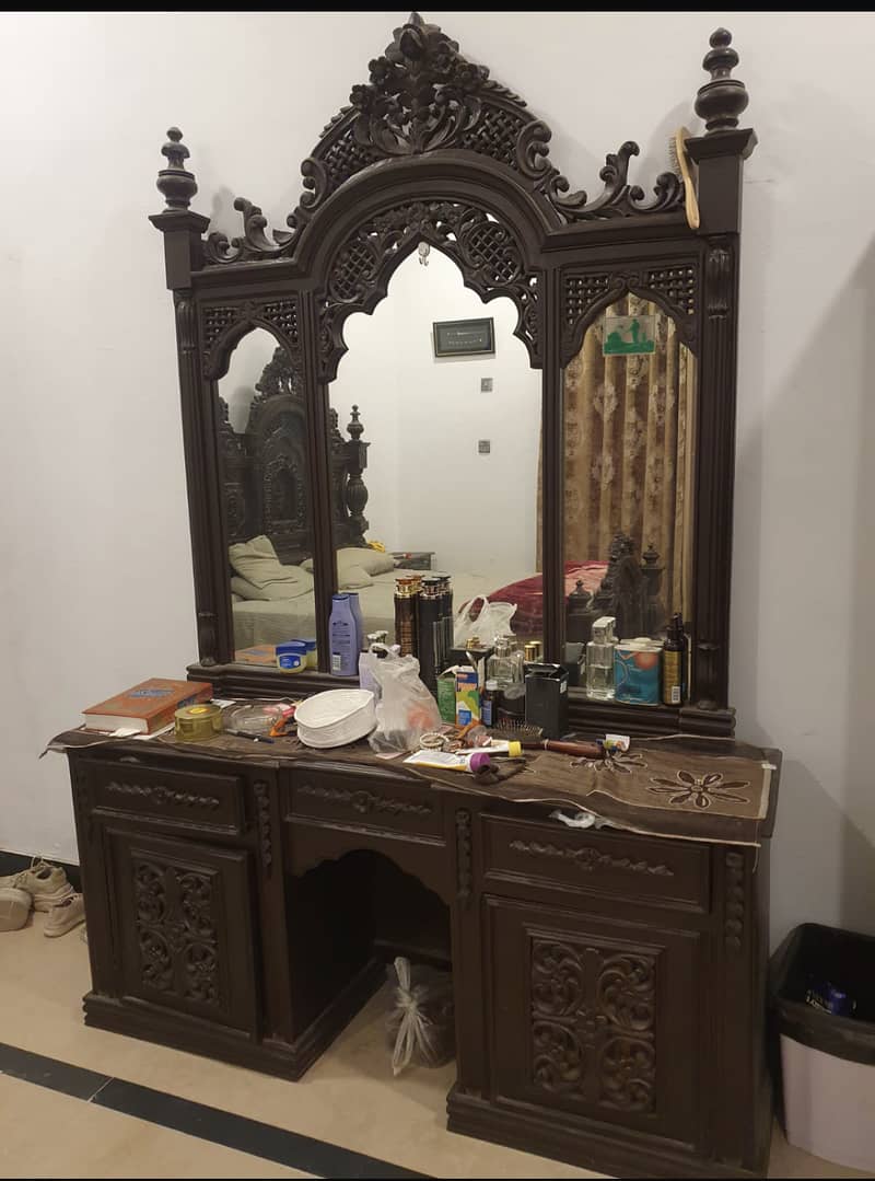 Orignal chinoot king bed in ment conditio plus a dressing tabel 1