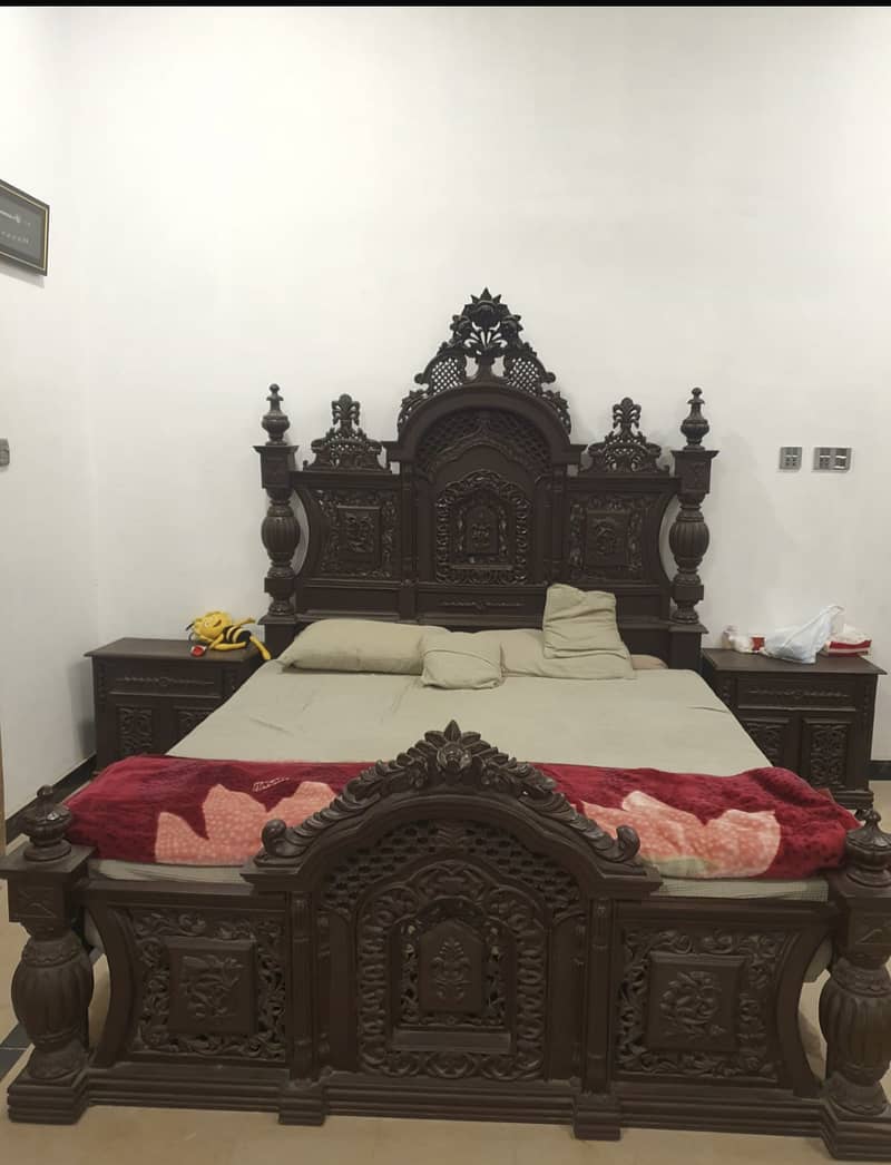 Orignal chinoot king bed in ment conditio plus a dressing tabel 2