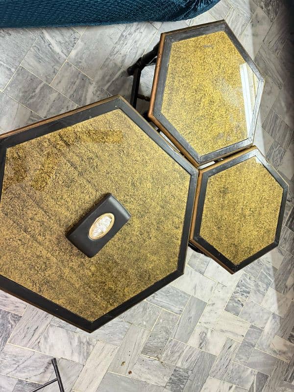 Beautiful set of 3 tables. 1