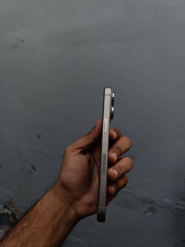 iPhone 15 pro Max 4