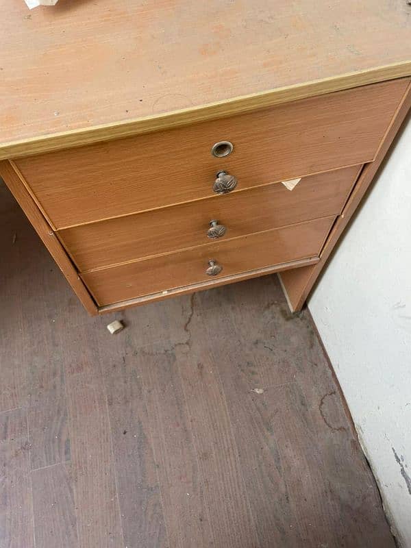 wood table with drawers 3
