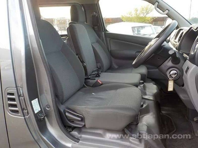 Nissan Caravan 2025 4