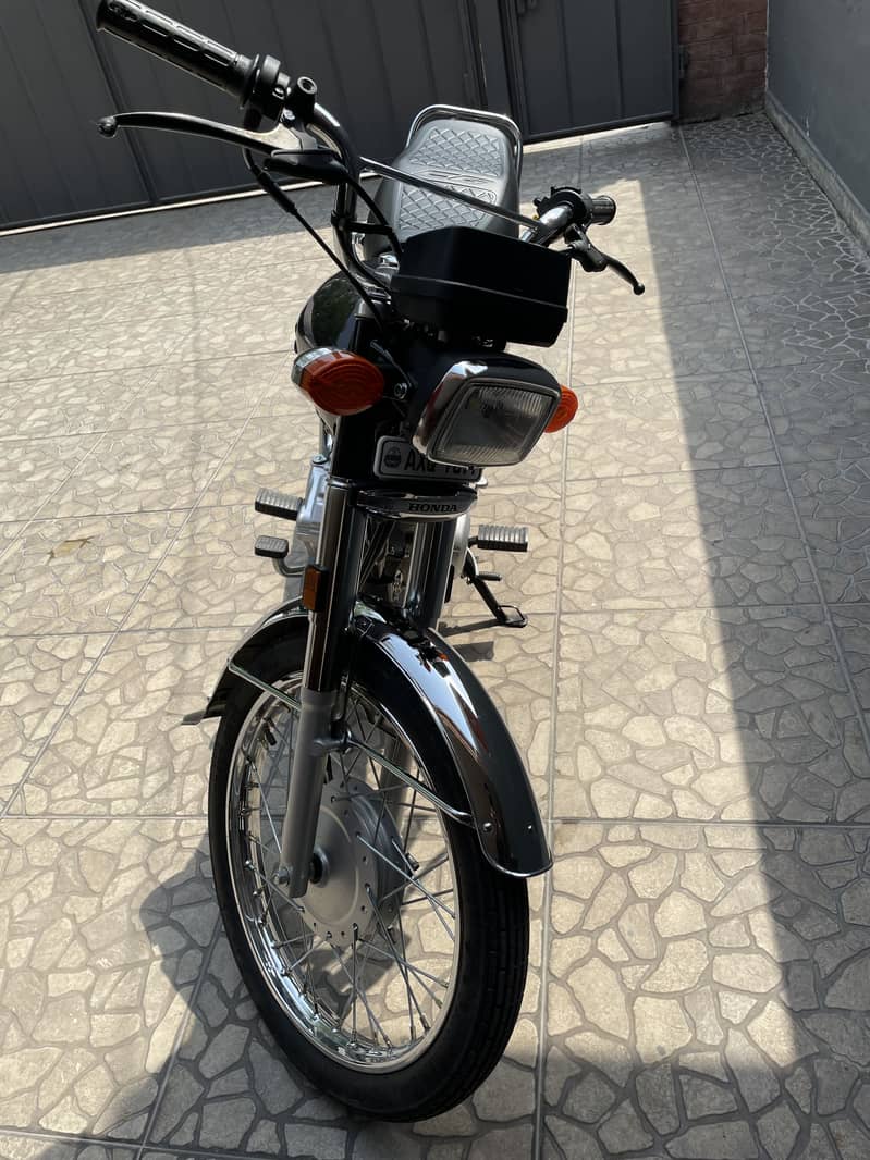Honda 125 Black color 2