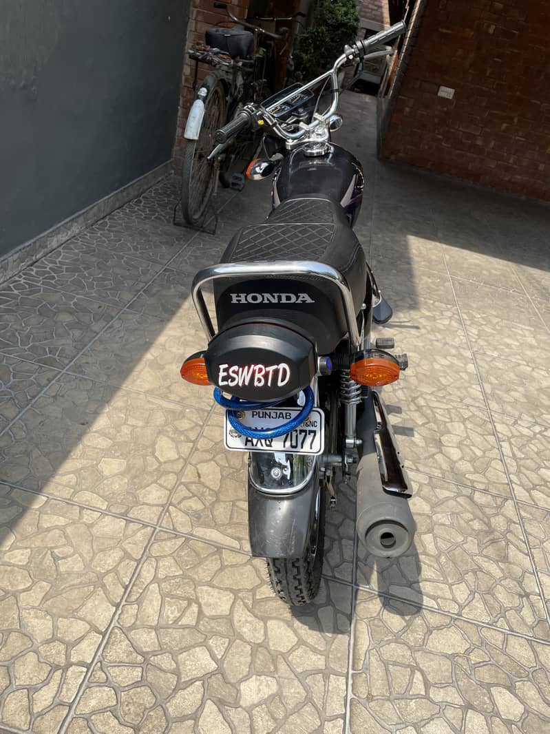 Honda 125 Black color 3