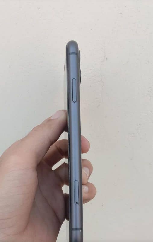 Apple iPhone 11 factory unlock 10/10 condition sim time available 2