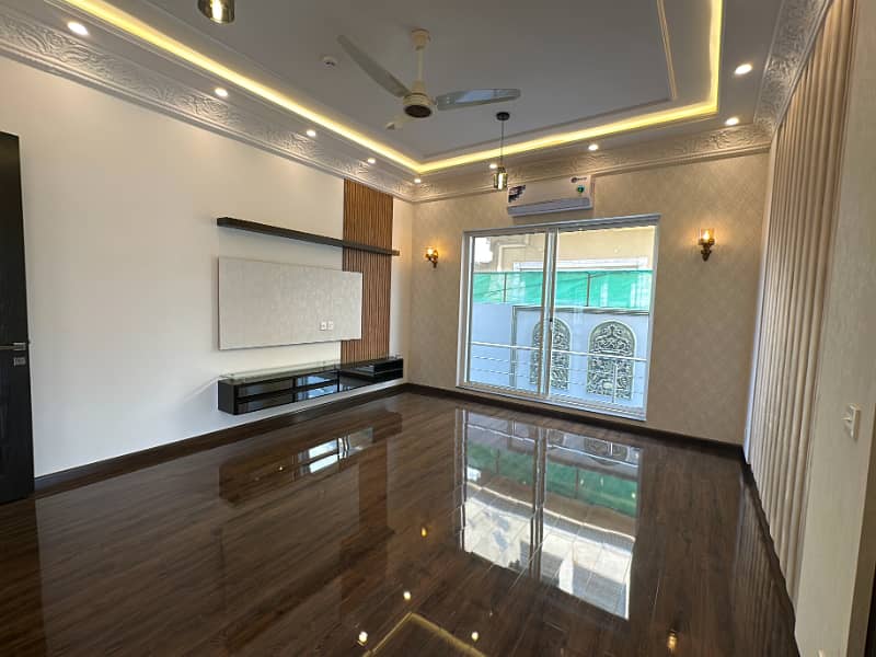 Near to Carrefour 1 Kanal Most Beautiful Luxury Bungalow for Sale 11