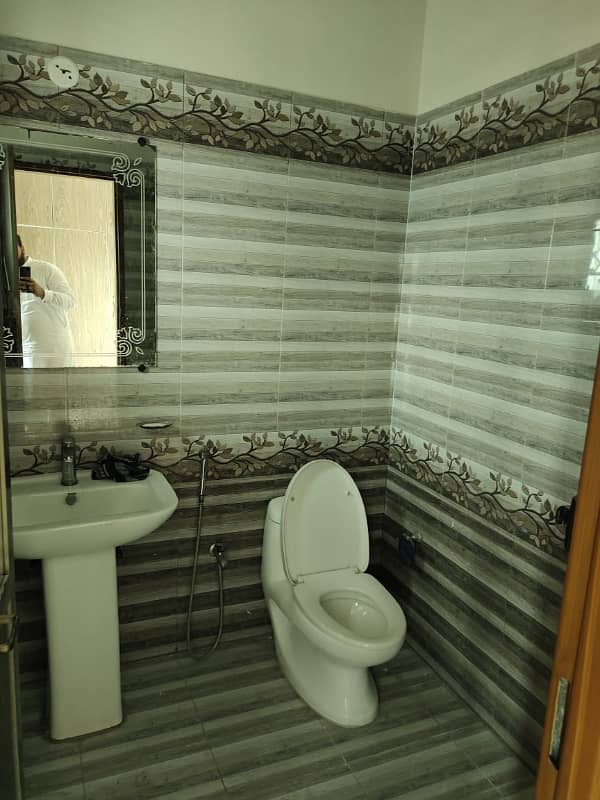 8 MARLA UPPER PORTION AVAILABLE FOR RENT IN DHA RAHBER 11 5