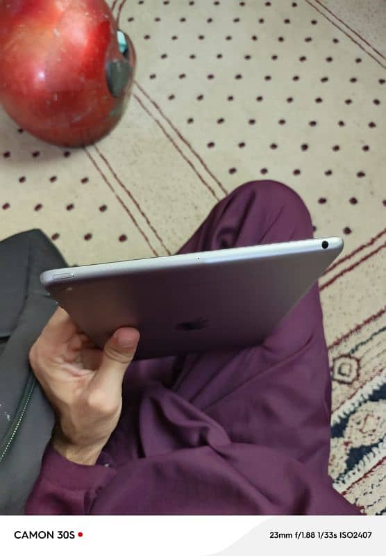 Ipad 6th generation 128 GB only 1pcs left 3