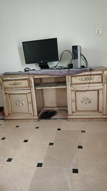 Queen size bed with two side tables and dressing table 2