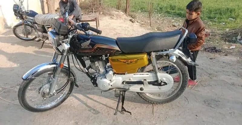 this is a used bike  ya golden self start moter scycle ha 1