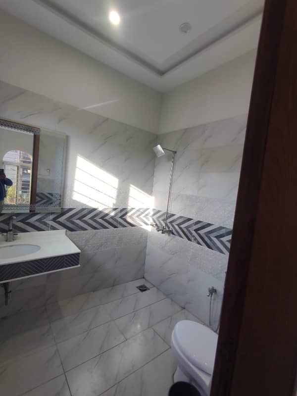 5 Marla Lower Portion For Rent, Gul e Daman College Road Lahore. 1