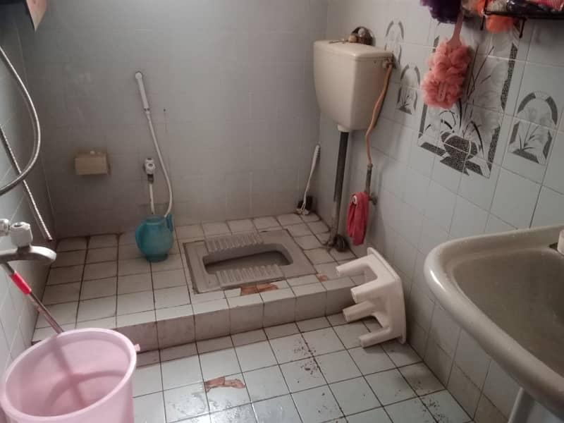 10 Marla Upper Portion In Central Allama Iqbal Town For Rent 3