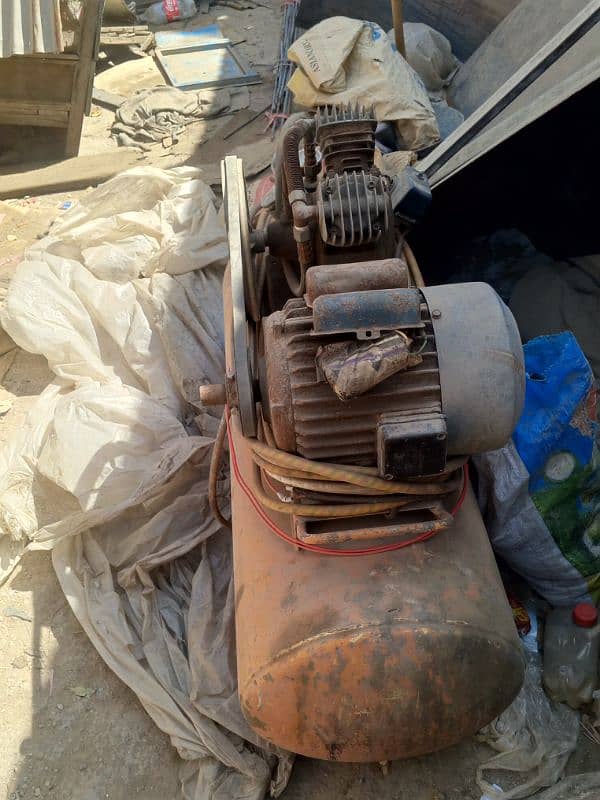 200 litre ki Tanki aur double air compress cylinder laga hua hai 2
