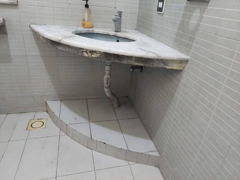 1 KANAL LOWER PORTION AVAILABLE FOR RENT JOHAR TOWN. 0