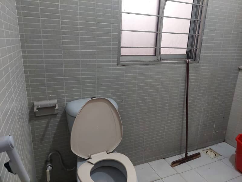 1 KANAL LOWER PORTION AVAILABLE FOR RENT JOHAR TOWN. 1