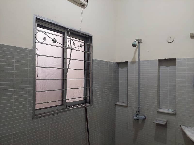 1 KANAL LOWER PORTION AVAILABLE FOR RENT JOHAR TOWN. 2
