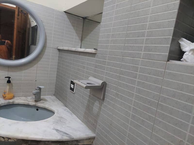 1 KANAL LOWER PORTION AVAILABLE FOR RENT JOHAR TOWN. 5