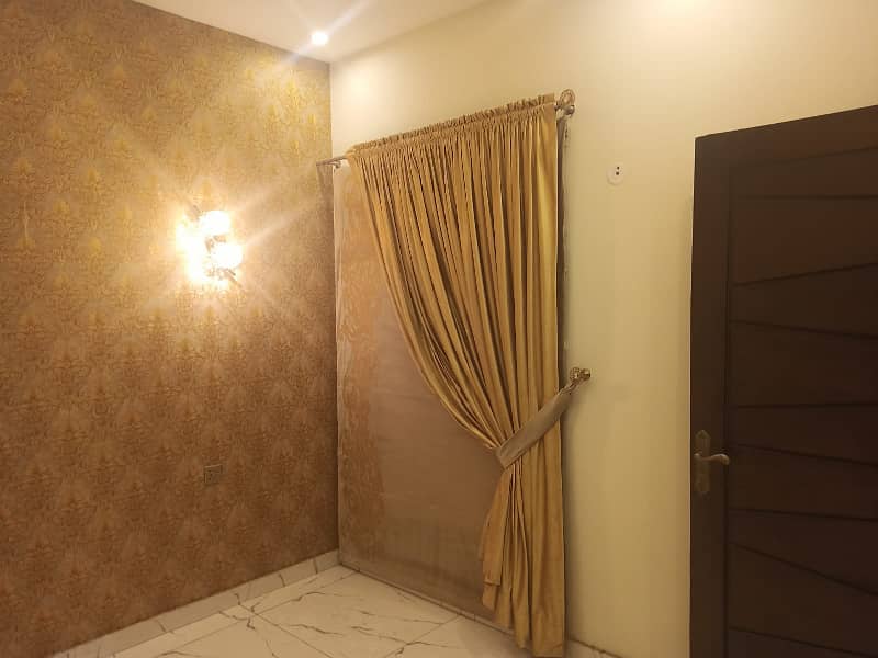 10 marla corner house 6 months use only 19
