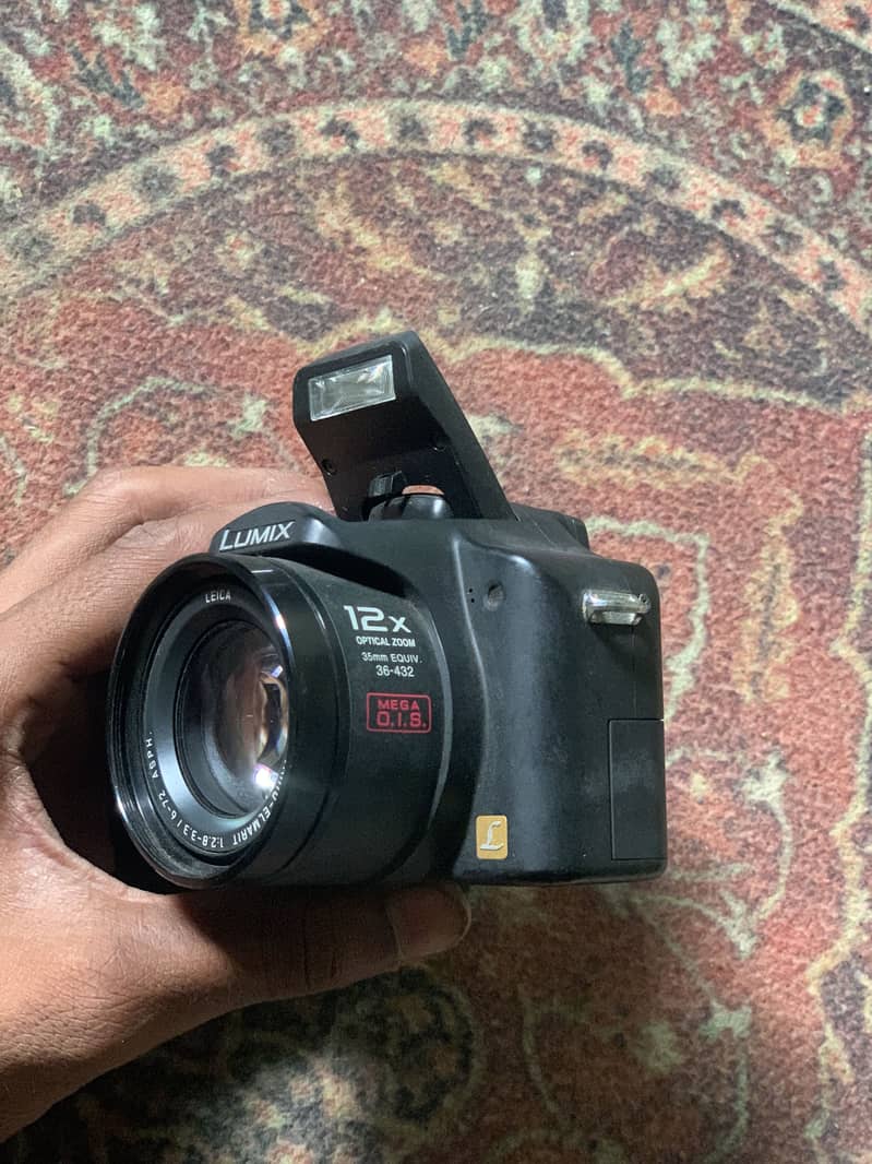 Panasonic Camera DMC-FZ7 + battery + battery charge and SD cards 0