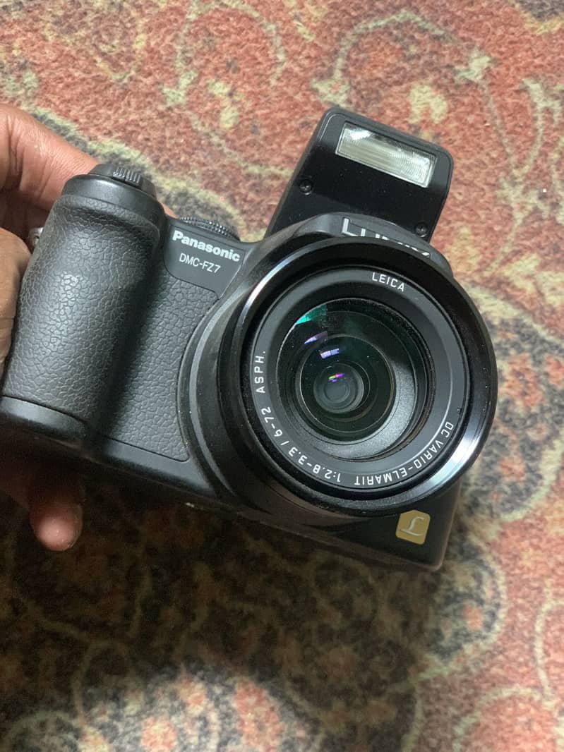 Panasonic Camera DMC-FZ7 + battery + battery charge and SD cards 2