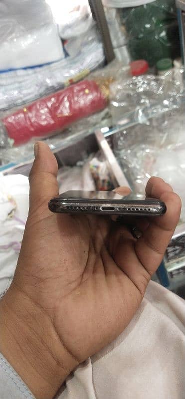 iPhone x non pta 64 gb black panl tuta gya hai 3