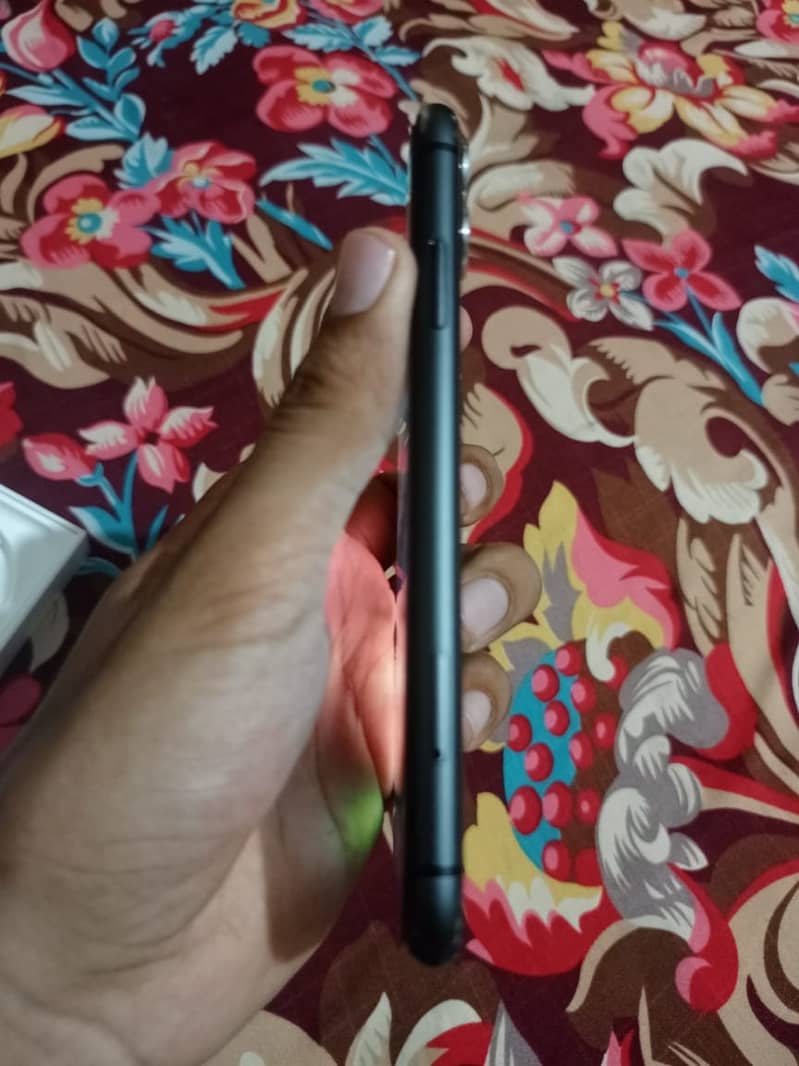 Apple iPhone 11 3