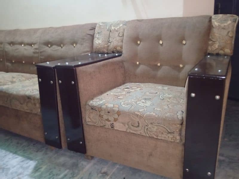 6 seater sofa set available in Low price 2