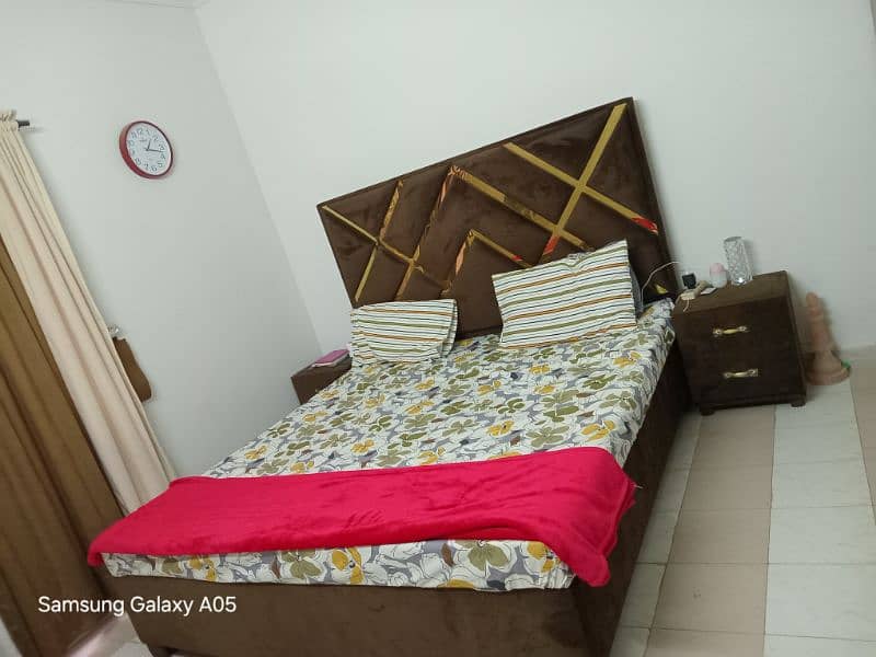 want to sell  my kings size bed with side tables 0