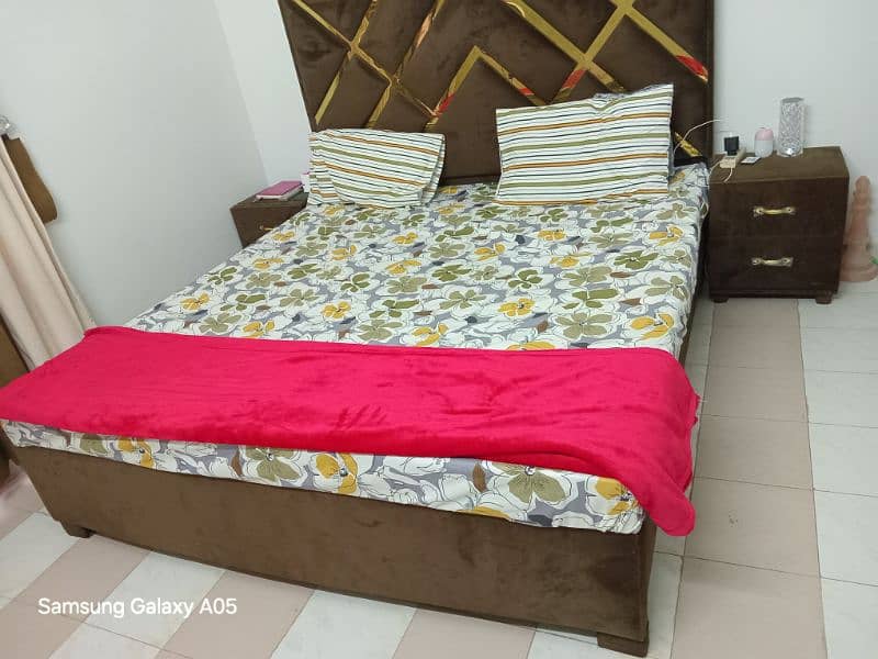 want to sell  my kings size bed with side tables 1