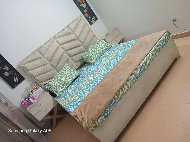 want to sell  my kings size bed with side tables 2