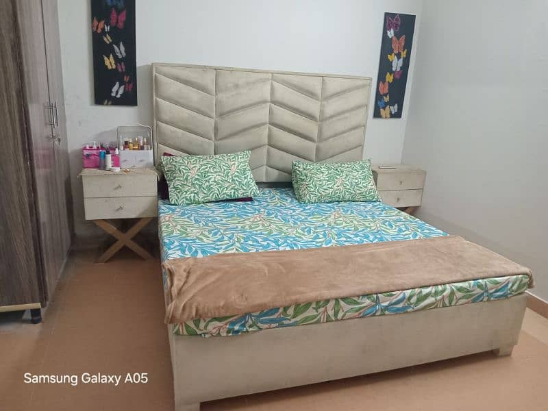 want to sell  my kings size bed with side tables 3