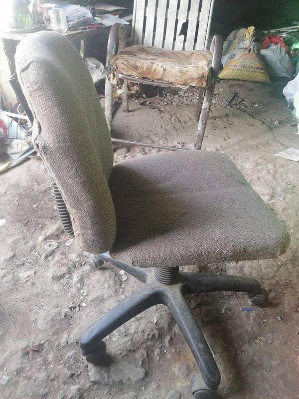 "Comfortable & Stylish Chair for Sale!" 2. "Gently Used Chair - 0