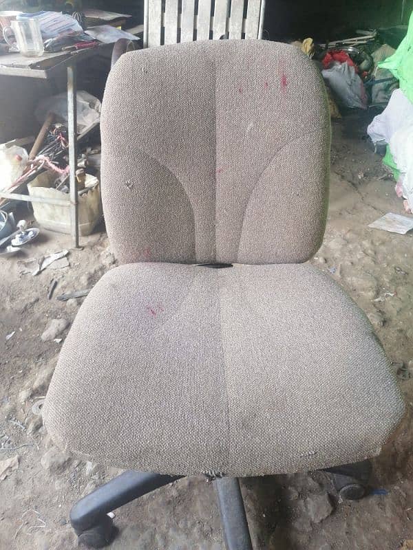 "Comfortable & Stylish Chair for Sale!" 2. "Gently Used Chair - 2