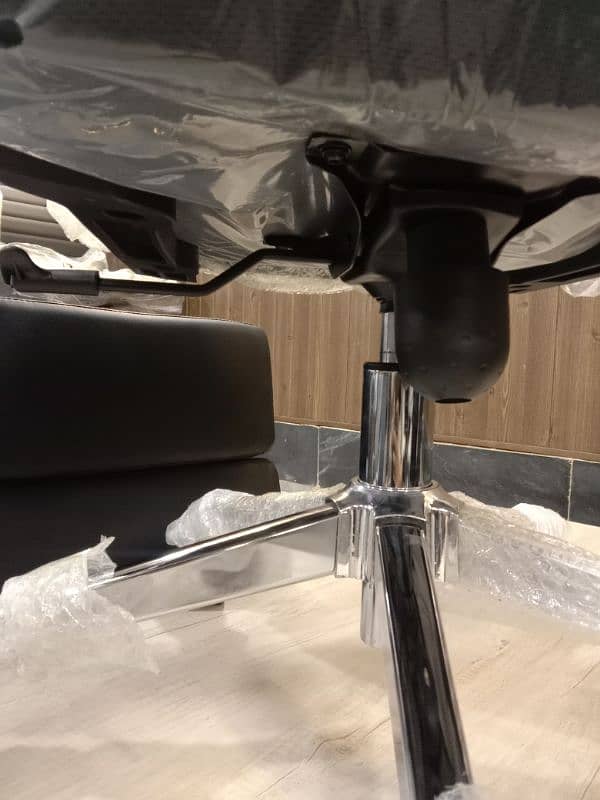 OFFICE MEDIUM BACK CHAIR (IMPORTED) 3