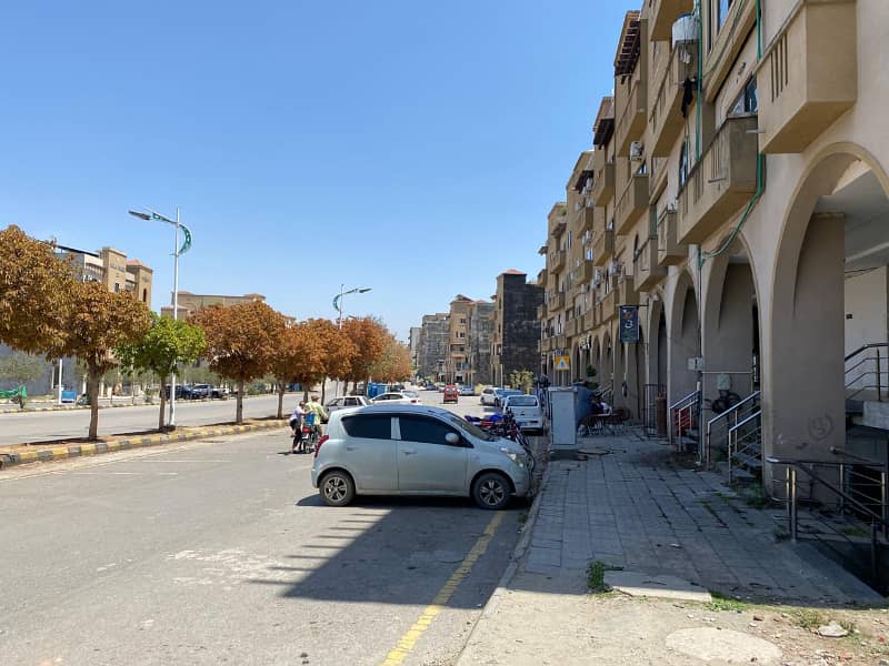 5 MARLA INVESTOR RATE COMMERCIAL PLOT AVAILABLE FOR SALE IN SQUARE COMMERCIAL 10