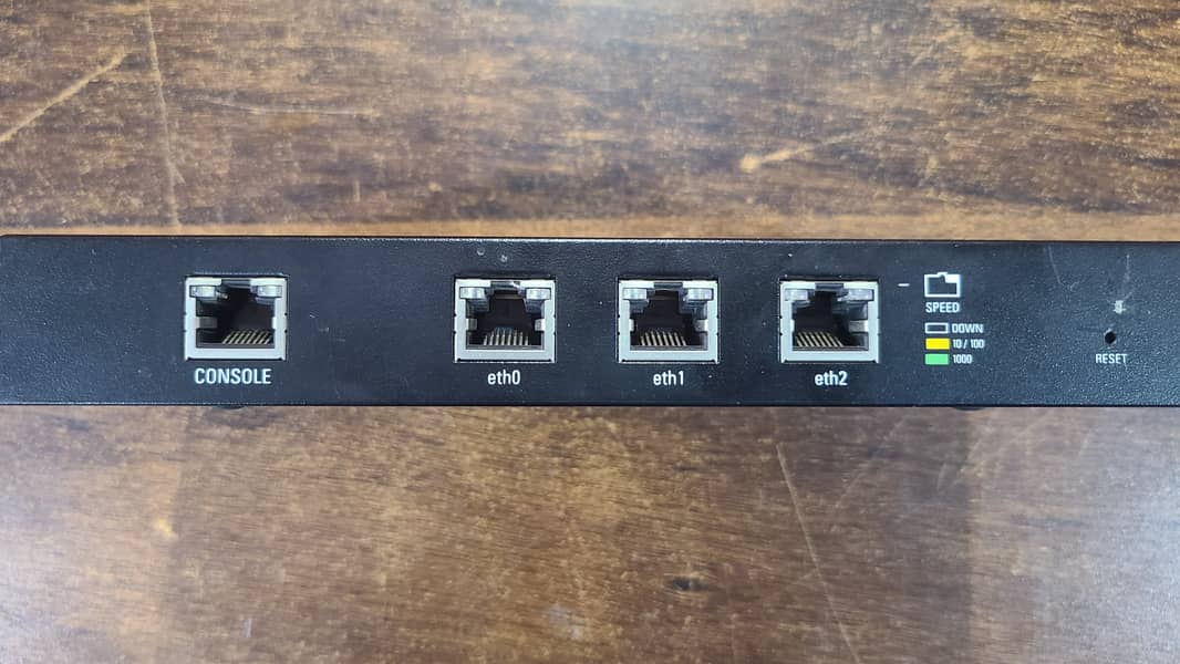 Ubiquiti Networks Unifi Edgerouter Lite 3-Port Router (Renewed) 1