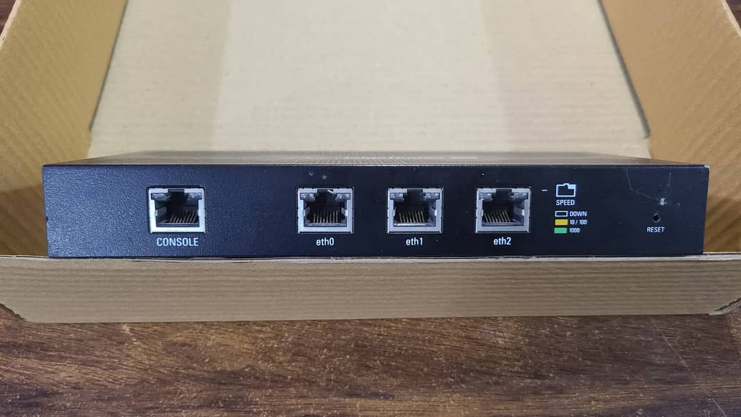 Ubiquiti Networks Unifi Edgerouter Lite 3-Port Router (Renewed) 7