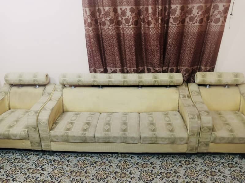7 seater sofa in good condition. . 2