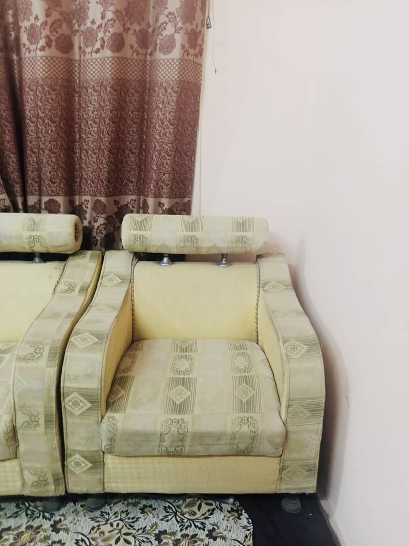 7 seater sofa in good condition. . 3