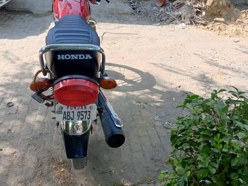 road prince 125 euro 2 bike red colour lahore number good condition 1