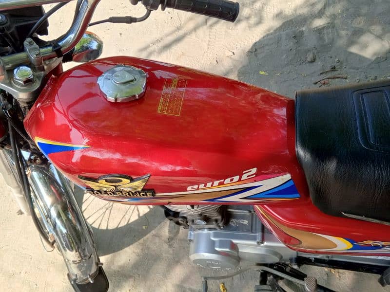 road prince 125 euro 2 bike red colour lahore number good condition 4