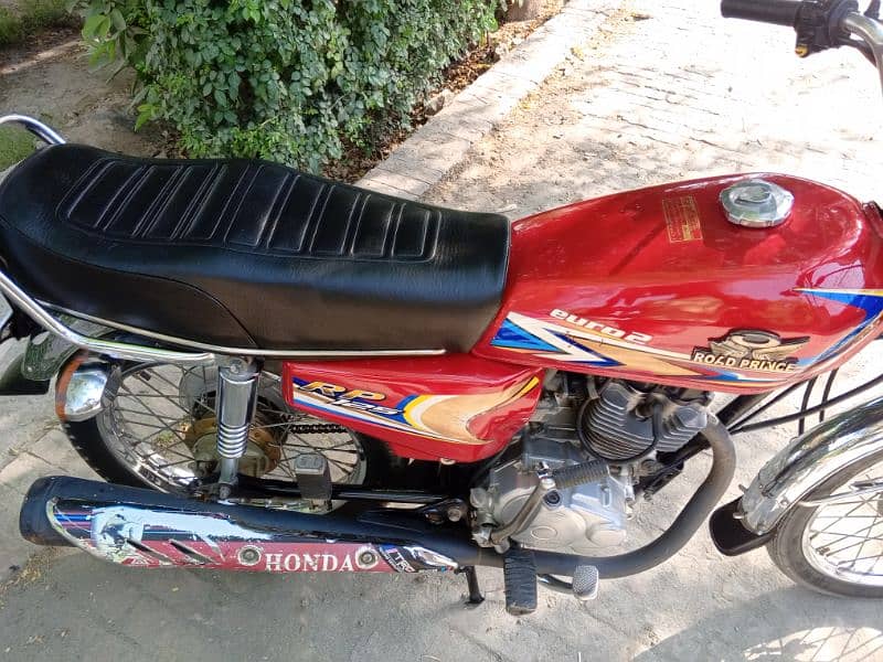 road prince 125 euro 2 bike red colour lahore number good condition 8