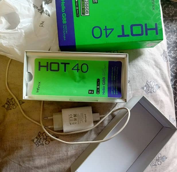 Infinix hot 40 bilu calr main hai 8. . . . 256. GB 1