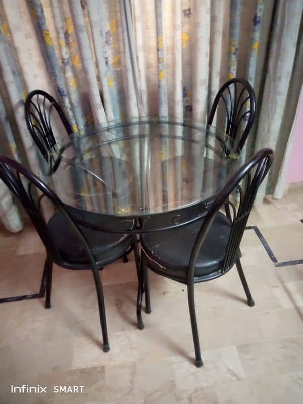 Rode Iron Round Table with 4 chairs 0