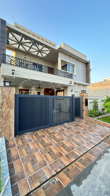 10 Marla Lavish Brand New House 0