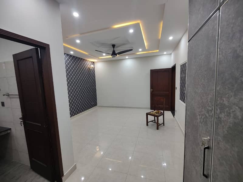 UPPER PORTION 3BEDROOM TV LOUNGE PARKING 0