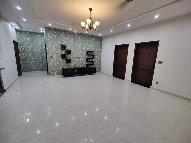 UPPER PORTION 3BEDROOM TV LOUNGE PARKING 3